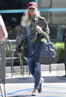 PEOPLE - Gwen Stefani mit einer Camouflage Jacke in Los Angeles