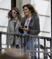 PEOPLE - Kaia Gerber bummelt mit Mutter Cindy in Paris