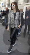 PEOPLE - Kaia Gerber bummelt mit Mutter Cindy in Paris
