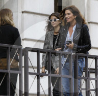 PEOPLE - Kaia Gerber bummelt mit Mutter Cindy in Paris