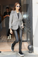 PEOPLE - Kaia Gerber bummelt mit Mutter Cindy in Paris