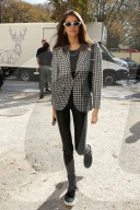 PEOPLE - Kaia Gerber bummelt mit Mutter Cindy in Paris