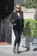 PEOPLE - Kate Moss stylish in Paris unterwegs
