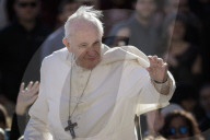 NEWS - Rom: Papst Franziskus wird vom Winde verweht