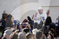 NEWS - Rom: Papst Franziskus wird vom Winde verweht