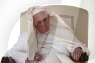 NEWS - Rom: Papst Franziskus wird vom Winde verweht