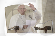 NEWS - Rom: Papst Franziskus wird vom Winde verweht