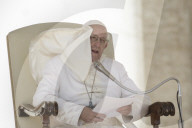 NEWS - Rom: Papst Franziskus wird vom Winde verweht