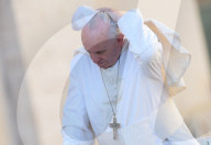 NEWS - Rom: Papst Franziskus wird vom Winde verweht