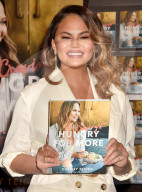 PEOPLE - Chrissy Teigen stellt ihr neues Buch in Los Angeles vor