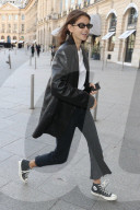 PEOPLE - Kaia Gerber hechtet von Termin zu Termin an der Fashin Week in Paris