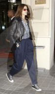 PEOPLE - Kaia Gerber hechtet von Termin zu Termin an der Fashin Week in Paris