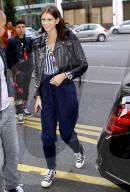 PEOPLE - Kaia Gerber hechtet von Termin zu Termin an der Fashin Week in Paris