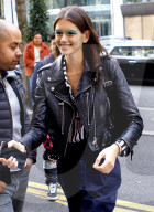 PEOPLE - Kaia Gerber hechtet von Termin zu Termin an der Fashin Week in Paris