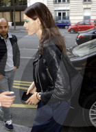 PEOPLE - Kaia Gerber hechtet von Termin zu Termin an der Fashin Week in Paris