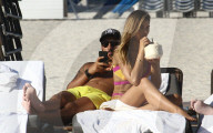 PEOPLE - Ariadna Gutierrez turtelt mit ihrem Cedric in Miami Beach