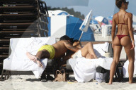 PEOPLE - Ariadna Gutierrez turtelt mit ihrem Cedric in Miami Beach