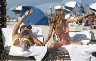 PEOPLE - Ariadna Gutierrez turtelt mit ihrem Cedric in Miami Beach