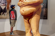 NEWS - Nackte Donald Trump Skulptur in der Power of Art House Gallerie