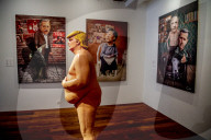 NEWS - Nackte Donald Trump Skulptur in der Power of Art House Gallerie