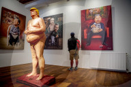 NEWS - Nackte Donald Trump Skulptur in der Power of Art House Gallerie