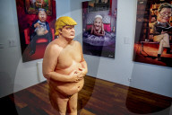 NEWS - Nackte Donald Trump Skulptur in der Power of Art House Gallerie
