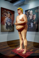 NEWS - Nackte Donald Trump Skulptur in der Power of Art House Gallerie