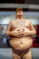 NEWS - Nackte Donald Trump Skulptur in der Power of Art House Gallerie