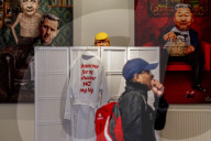 NEWS - Nackte Donald Trump Skulptur in der Power of Art House Gallerie