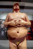 NEWS - Nackte Donald Trump Skulptur in der Power of Art House Gallerie