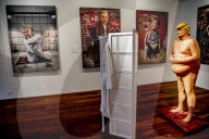 NEWS - Nackte Donald Trump Skulptur in der Power of Art House Gallerie