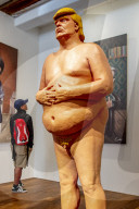 NEWS - Nackte Donald Trump Skulptur in der Power of Art House Gallerie