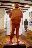 NEWS - Nackte Donald Trump Skulptur in der Power of Art House Gallerie
