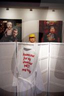 NEWS - Nackte Donald Trump Skulptur in der Power of Art House Gallerie