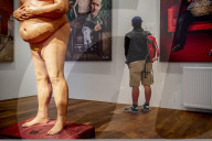 NEWS - Nackte Donald Trump Skulptur in der Power of Art House Gallerie