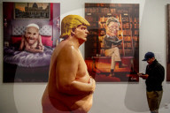 NEWS - Nackte Donald Trump Skulptur in der Power of Art House Gallerie