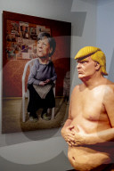 NEWS - Nackte Donald Trump Skulptur in der Power of Art House Gallerie