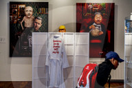 NEWS - Nackte Donald Trump Skulptur in der Power of Art House Gallerie