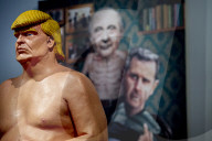 NEWS - Nackte Donald Trump Skulptur in der Power of Art House Gallerie