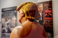 NEWS - Nackte Donald Trump Skulptur in der Power of Art House Gallerie