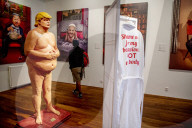 NEWS - Nackte Donald Trump Skulptur in der Power of Art House Gallerie