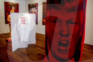 NEWS - Nackte Donald Trump Skulptur in der Power of Art House Gallerie