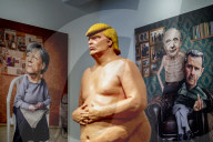 NEWS - Nackte Donald Trump Skulptur in der Power of Art House Gallerie