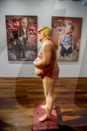 NEWS - Nackte Donald Trump Skulptur in der Power of Art House Gallerie