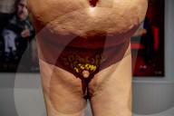 NEWS - Nackte Donald Trump Skulptur in der Power of Art House Gallerie
