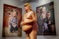 NEWS - Nackte Donald Trump Skulptur in der Power of Art House Gallerie