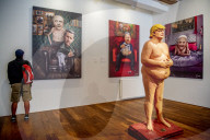 NEWS - Nackte Donald Trump Skulptur in der Power of Art House Gallerie