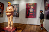 NEWS - Nackte Donald Trump Skulptur in der Power of Art House Gallerie