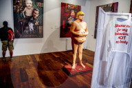 NEWS - Nackte Donald Trump Skulptur in der Power of Art House Gallerie