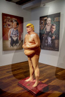 NEWS - Nackte Donald Trump Skulptur in der Power of Art House Gallerie